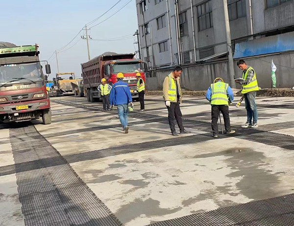 泸水老材料的新故事：玻璃纤维土工格栅如何在‘白改黑’浪潮中重获新生？